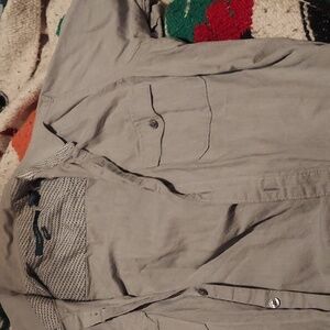 Light weight versatile s/s button up by perry Ellis. 100 percent cotton